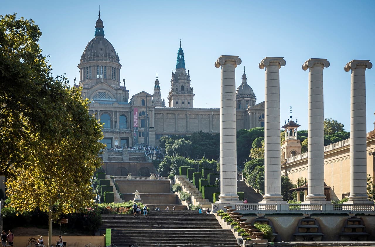 Instalación de Proyectores en Barcelona 1 Técnico especialista de Best Sistemas realizando una instalación de proyector en una oficina de Barcelona.