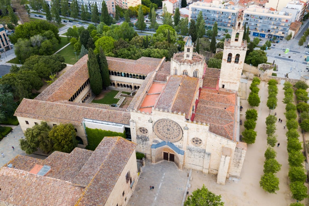 Instalación de Proyectores en Sant Cugat 1 Técnico experto realizando la instalación de un proyector en Sant Cugat