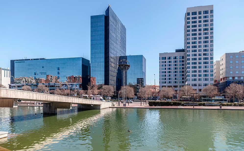 Instalación profesional de Vídeo Wall y pantallas LCD en una empresa de Sabadell
